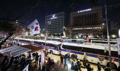 서부지법 인근서 난동 부린 시위대 2명 구속…"도주 우려"