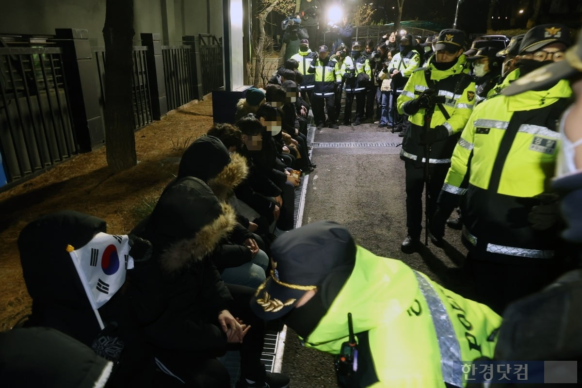 지난 18일 오후 서울 마포구 서울서부지방법원에서 '내란 우두머리' 혐의 등으로 체포된 윤석열 대통령의 구속 전 피의자 심문(영장실질심사)이 진행되고 있는 가운데 윤석열 지지자들이 법원 담장을 넘어와 경찰들에게 연행됐다. /사진=한경DB