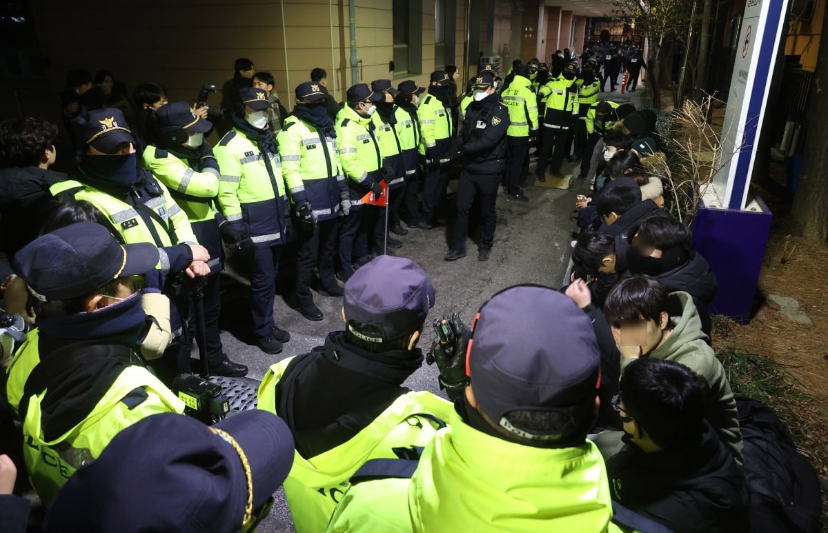 18일 오후 서울 마포구 서울서부지방법원에서 '내란우두머리' 혐의 등으로 체포된 윤석열 대통령의 구속 전 피의자 심문(영장실질심사)이 진행되고 있는 가운데 윤석열 지지자들이 법원 담장을 넘어와 경찰들에게 연행되어 있다.