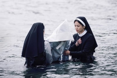 송혜교, 욕설에 실제 흡연까지…'검은 수녀들' 금지된 곳으로의 초대 [종합]