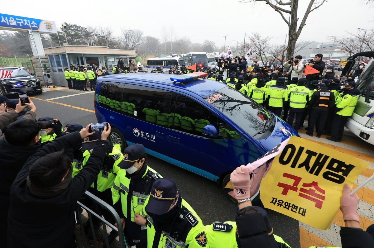 [포토] 尹, 탄핵심판 출석 위해 파주 토토사이트 출발