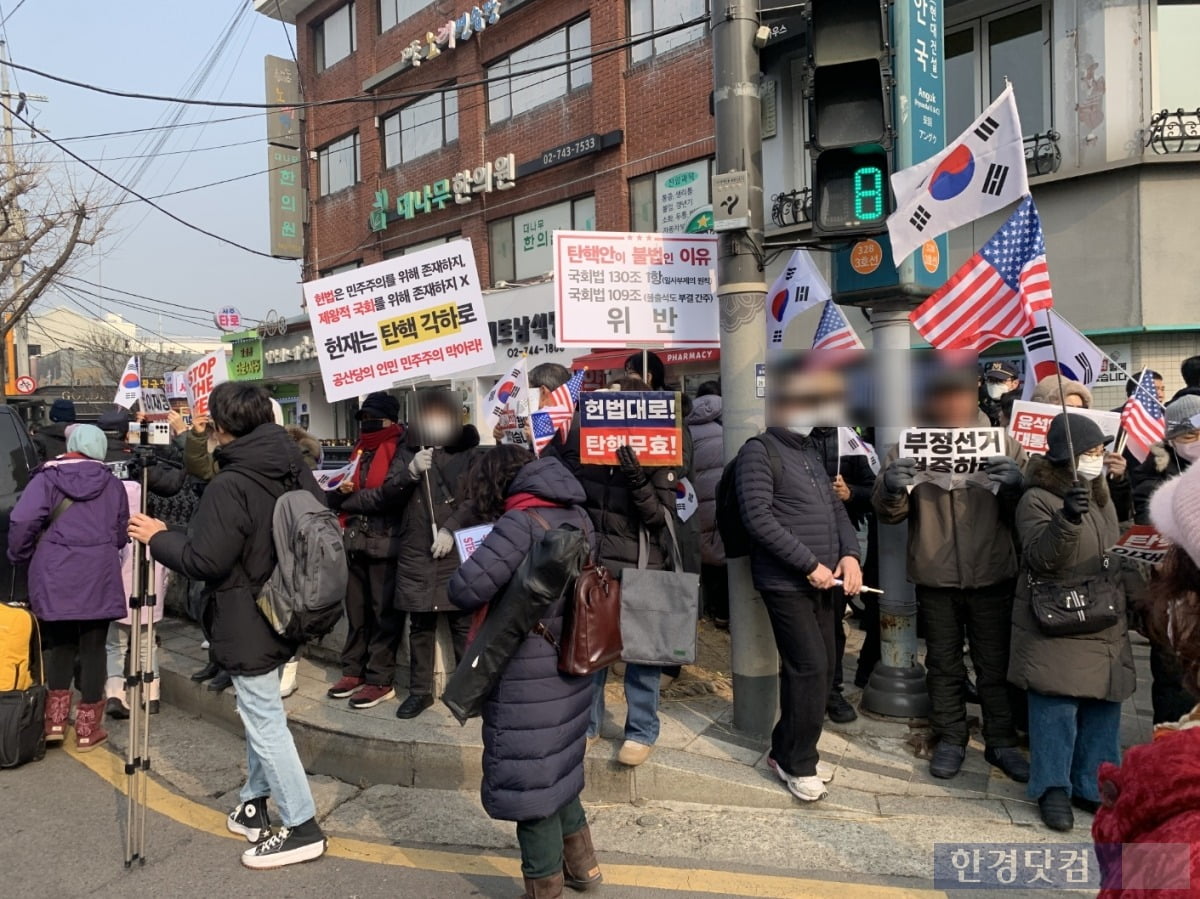 2번 출구 앞 슬롯사이트 볼트 메이저 반대 집회/사진=유지희 기자