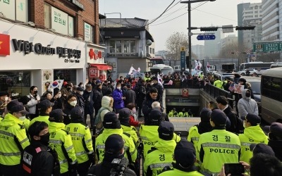 한 손엔 카메라, 무릎엔 보호대…경찰, 헌재 사수 '총력전' [현장+]