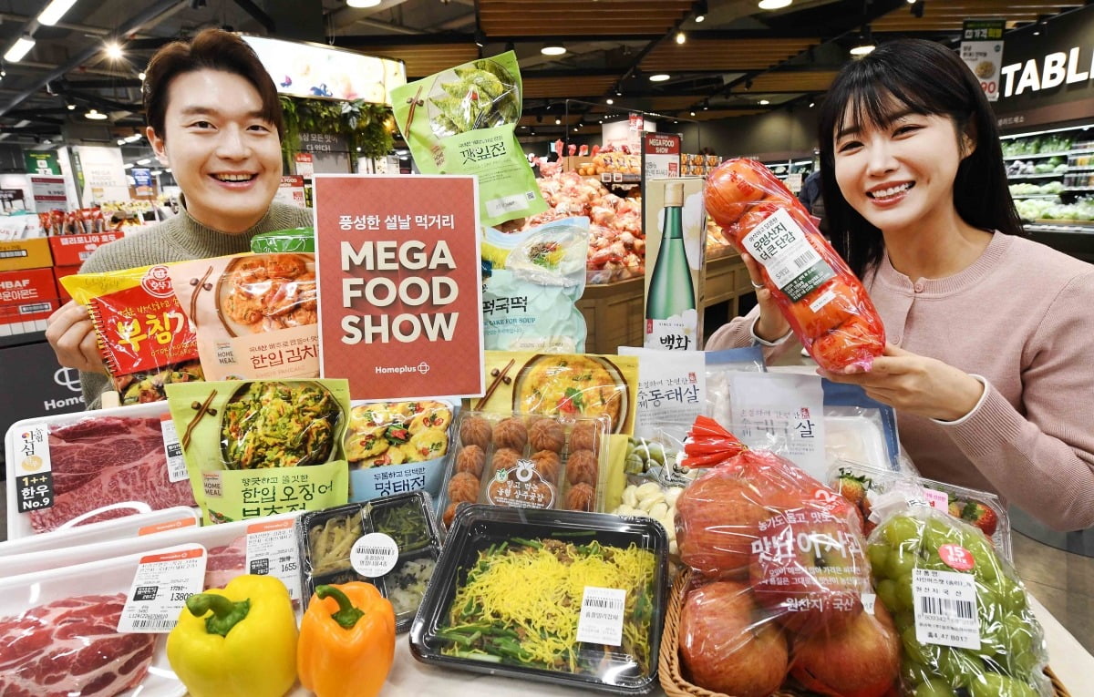 모델들이 22일 ‘카지노 사이트 메가 푸드 마켓 라이브’ 강서점에서 ‘MEGA FOOD SHOW’ 대표 상품들을 소개하고 있다.