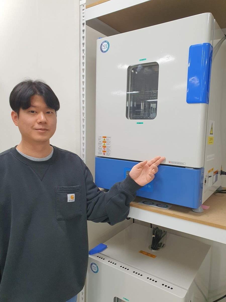 김민규 연구원이 열을 가해서 동작 시험을 하는 오븐을 설명하고 있다. 용인=윤현주 기자
