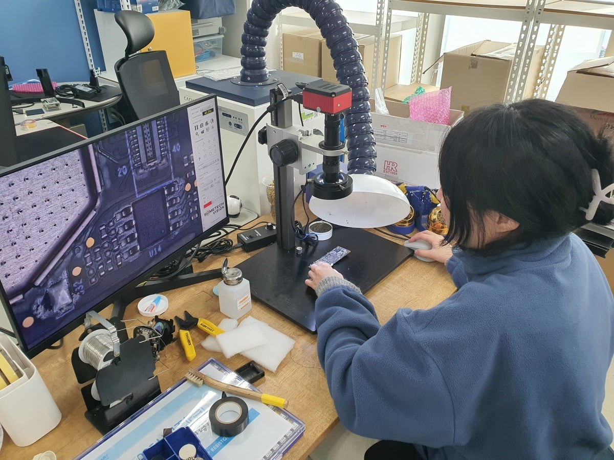 윤혜수 연구원이 회로 기판 분석을 하고 있다. 용인=윤현주 기자