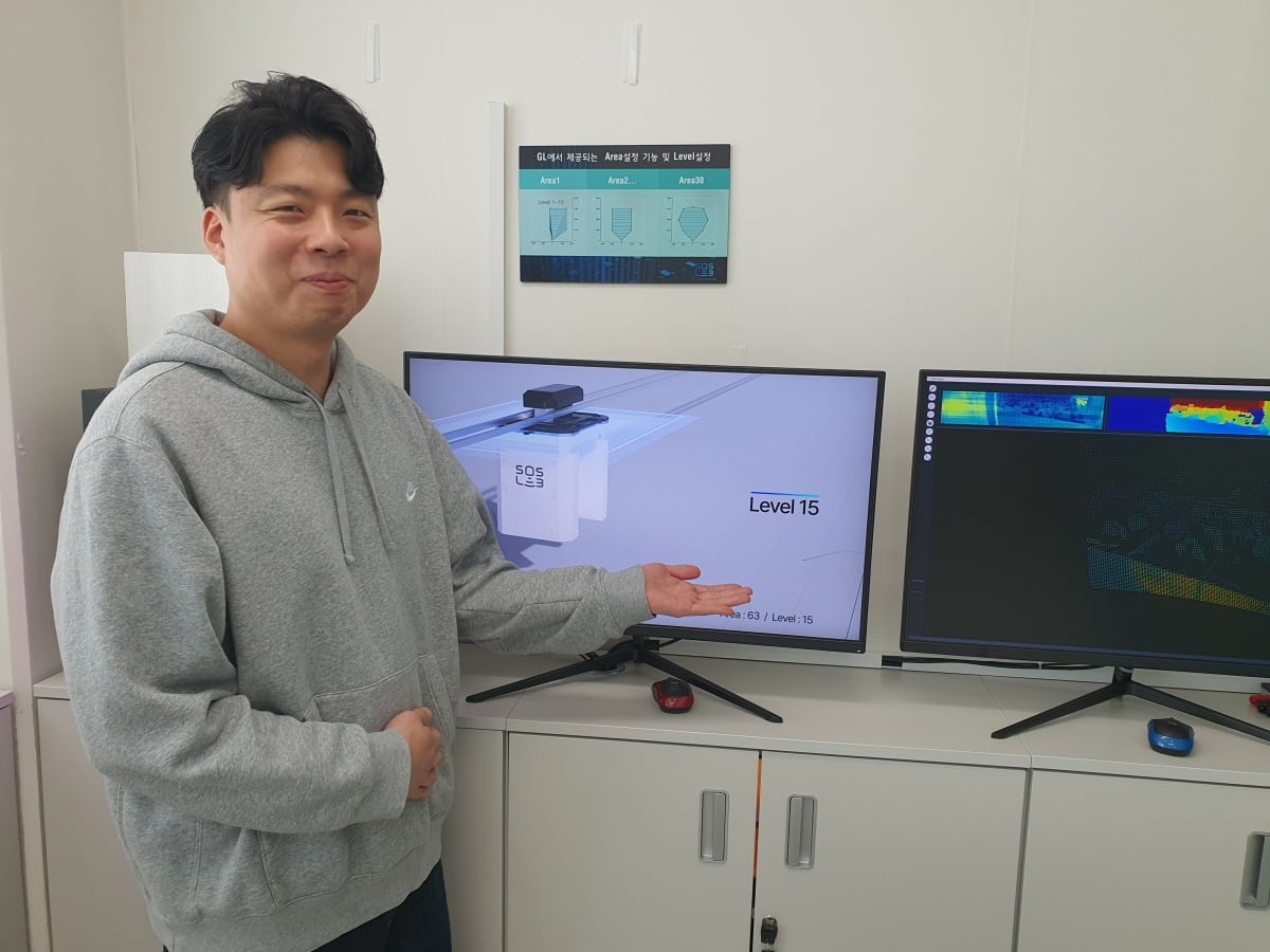 조원빈 연구원이 주요 제품들의 기능을 소개하고 있다. 용인=윤현주 기자