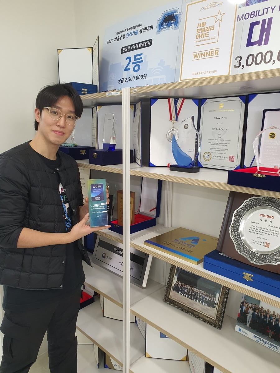 허진무 연구원이 CES 2025 이노베이션 혁신상 트로피를 들어보이고 있다. 용인=윤현주 기자