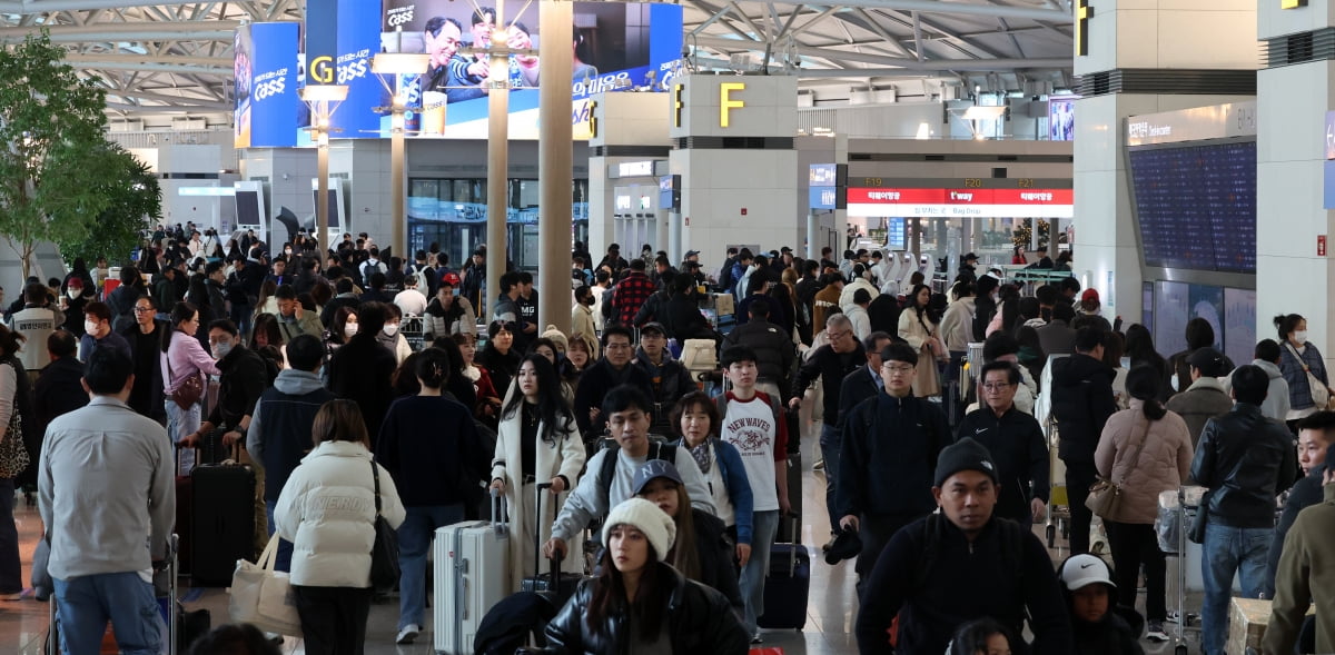 [포토] 최장 9일 설 카지노 꽁 앞두고 발 디딜 틈 없는 인천공항