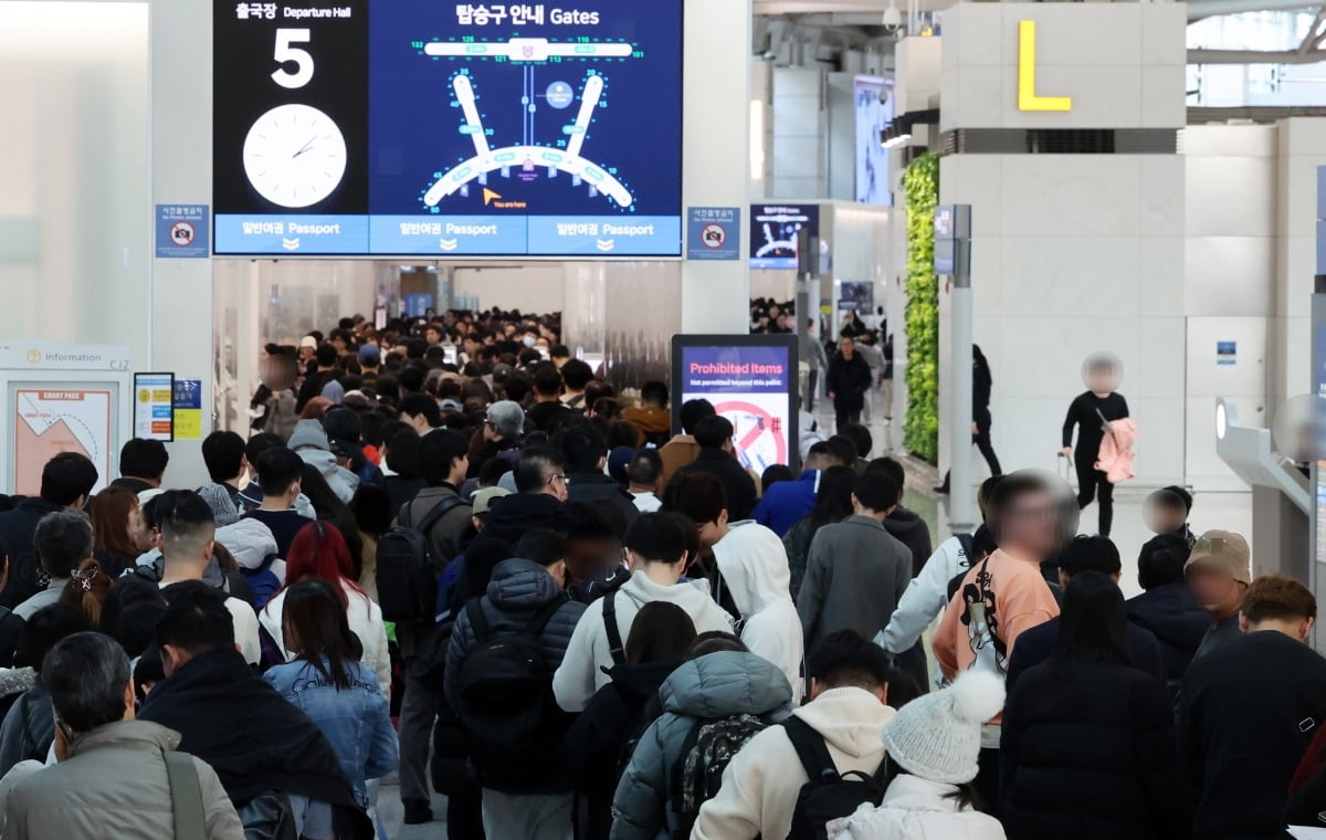 설 명절 연휴를 사흘 앞둔 22일 오전 인천국제공항 제1여객터미널 출국장이 승객들로 붐비고 있다. 올해 설 연휴 기간 국내 공항을 통해 130만여명이 해외여행을 떠날 것으로 예상된다. 사진=최혁 기자