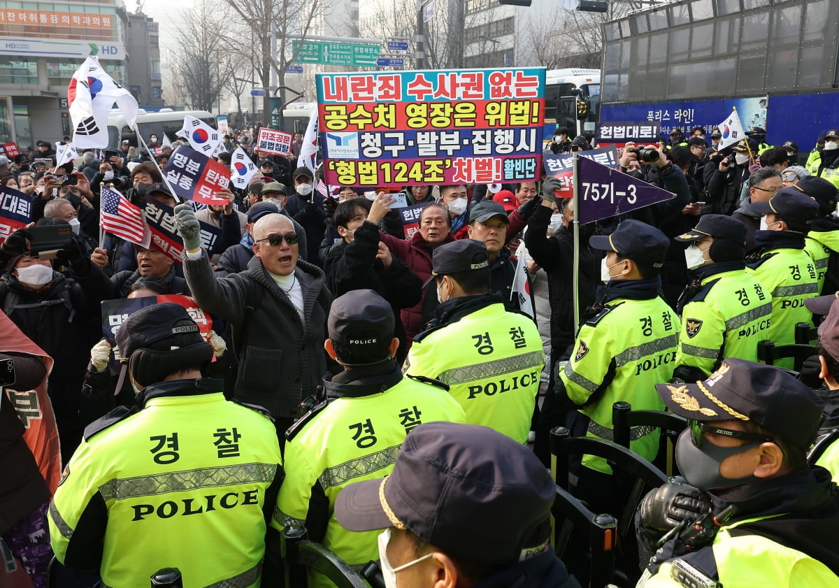 윤석열 대통령의 탄핵심판 3차 변론이 열린 21일 서울 재동 카지노 사이트 인근에서 경찰들이 윤 대통령 지지자 집회를 통제하고 있다/ 사진=연합뉴스