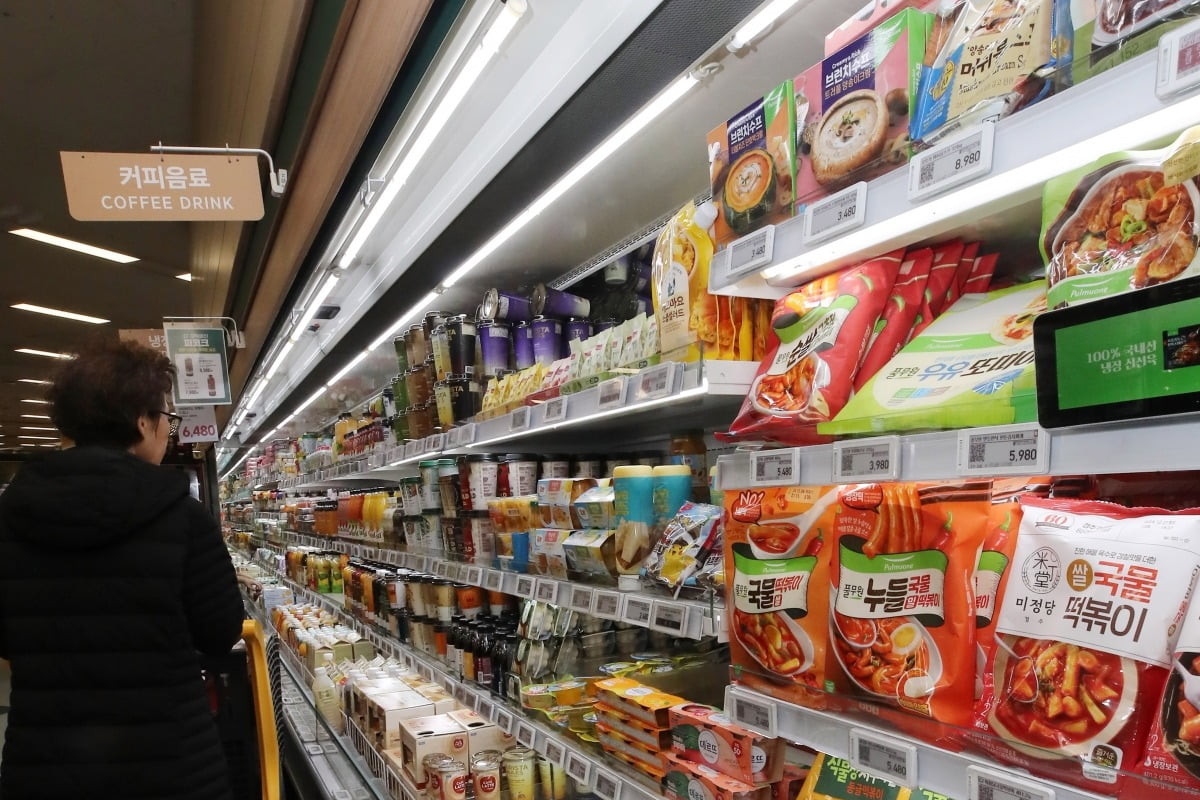 서울시내 한 대형마트에서 떡볶이 등 가공식품을 판매하는 모습. 뉴스1