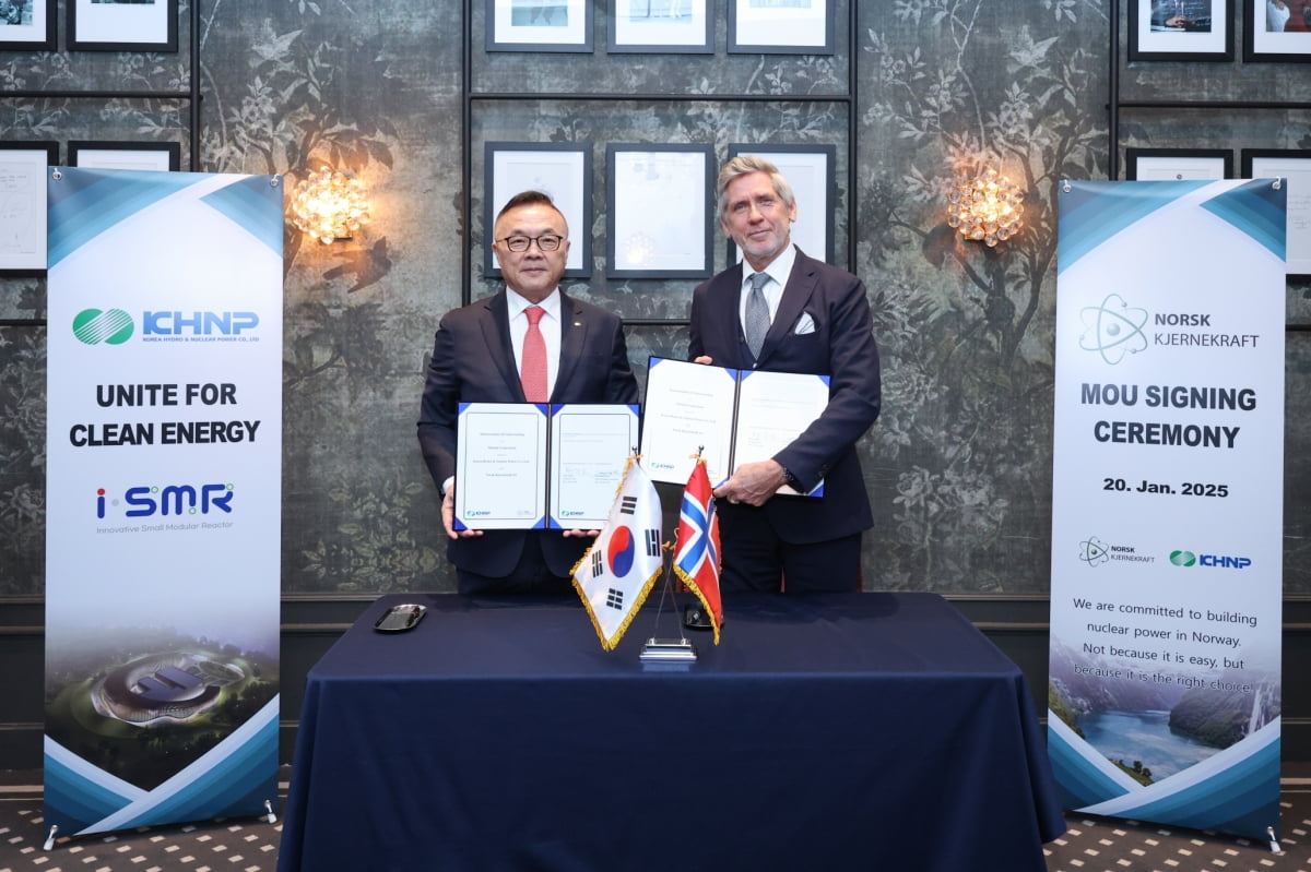 한국수력원자력이 20일(현지시간) 노르웨이 오슬로에서 노르웨이 민영 SMR 개발사인 노르스크 슈례녜크레프트(NK)와 업무협약을 체결했다. 황주호 한국수력원자력 사장(왼쪽), 요니 헤스타머(Jonny Hesthammer) NK CEO