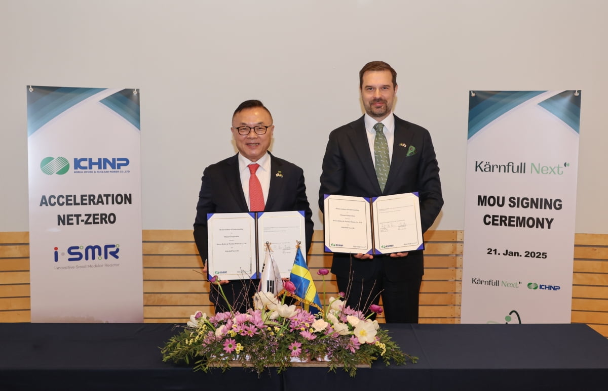 한국수력원자력이 21일(현지시간) 스웨덴 스톡홀름에서 스웨덴 민영 SMR 개발사인 쉔풀 넥스트(KNXT)와 업무협약을 체결했다. 황주호 한국수력원자력 사장(왼쪽) 크리스티안 셸란더(Christian Sjölander) KNXT CEO