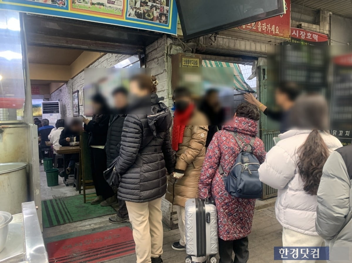토토사이트 매입 점심시간에도 길게 줄 서 있다/사진=유지희 기자