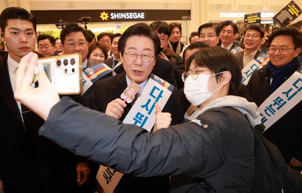 꽁 머니 카지노 더불어민주당 대표가 지난 24일 서울 강남고속버스터미널에서 귀성길 시민들과 인사하고 있다./사진=강은구 기자