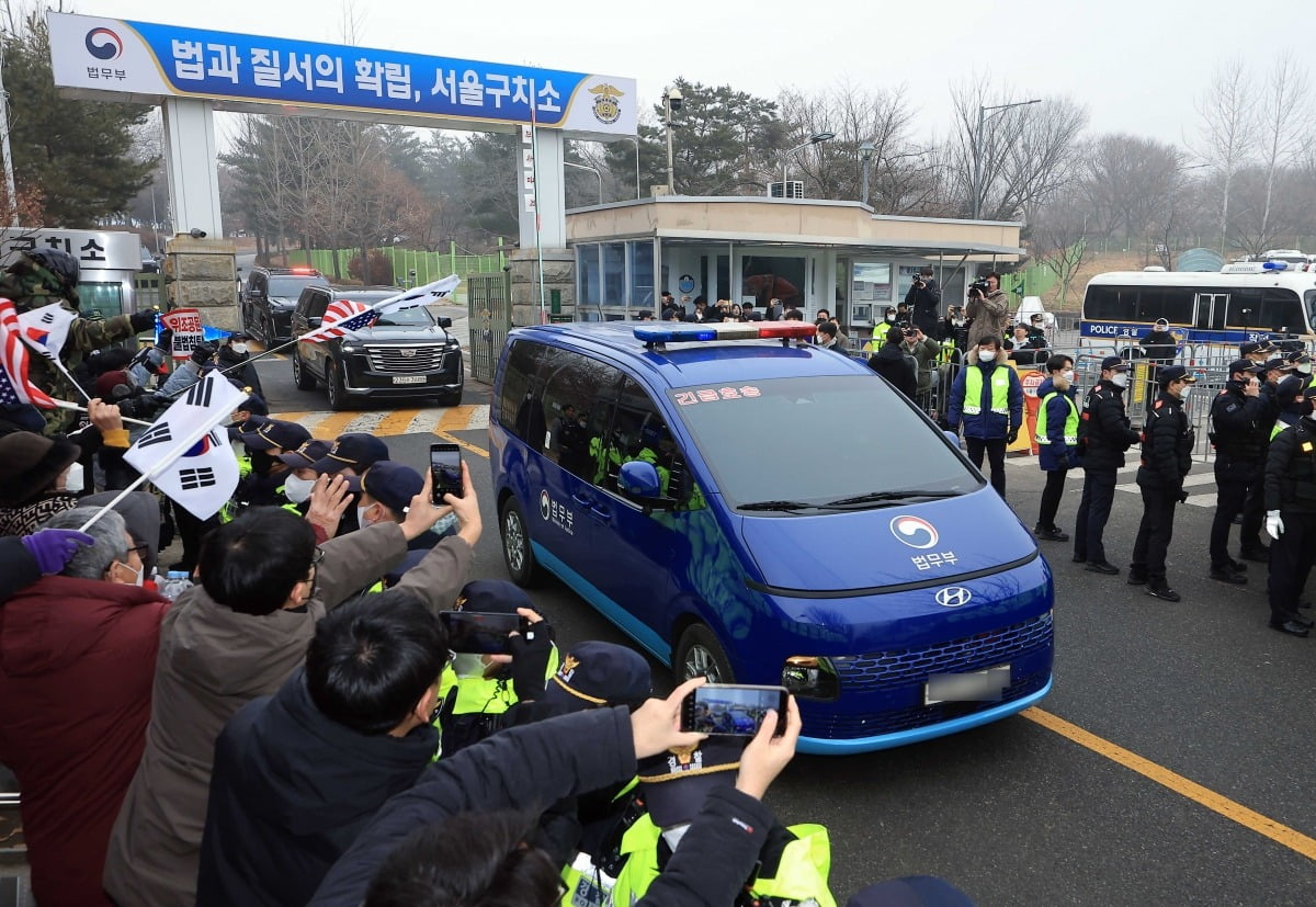 21일 경기도 의왕시 서울구치소에서 윤 슬롯사이트이 탄 법무부 호송차량이 경호처 호송을 받으며 헌법재판소로 출발하고 있다./임형택 기자