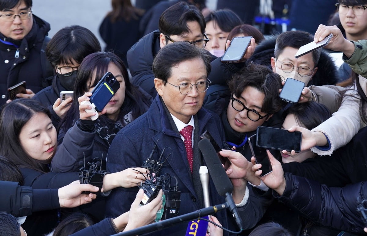 윤석열 카지노 사이트 측 법률대리인인 윤갑근 변호사가 23일 서울 종로구 헌법재판소에서 열린 윤석열 카지노 사이트 탄핵심판 4차 변론기일에 참석하며 취재진의 질문에 답하고 있다./사진공동취재단
