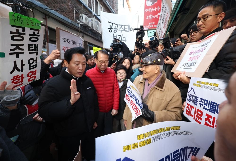 카지노 슬롯 머신 하는 법 서울시장이 권영세 국민의힘 비상대책위원장(오른쪽)과 24일 민생안정지원 현장방문차 서울 동자동 쪽방촌을 찾아 공공주택사업 시행을 주장하는 시민들과 대화를 하고 있다. 연합뉴스