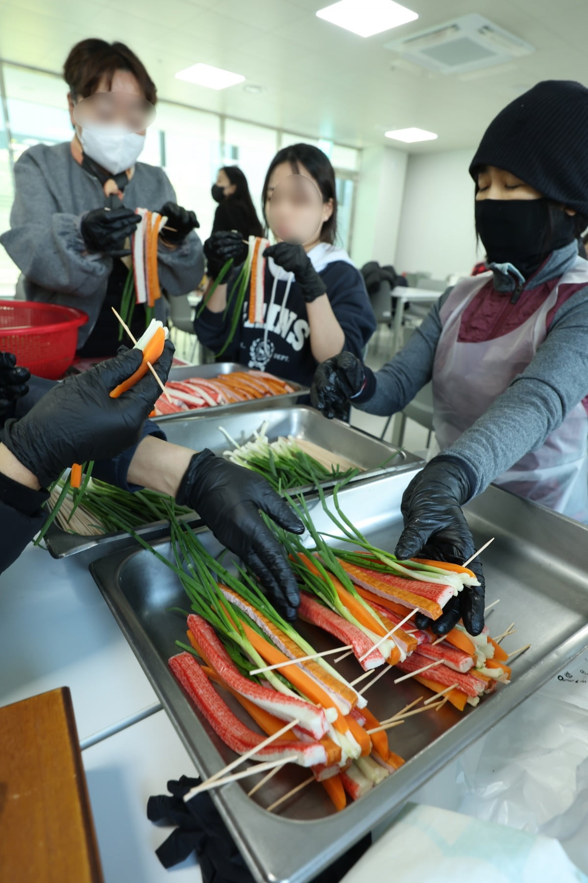 28일 전남 무안공항 관리동 2층 식당에 제주항공 참사 유카지노 슬롯 머신 하는 법들이 설날 차례상을 준비하기위해 음식 준비를 하고 있다. 사진=뉴스1