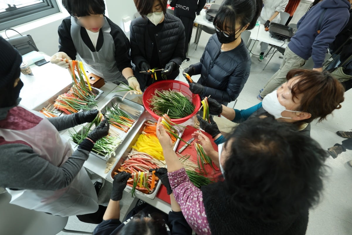 28일 전남 무안공항 관리동 2층 식당에 제주항공 참사 유카지노 슬롯 머신 하는 법들이 설날 차례상을 준비하기위해 음식 준비를 하고 있다. 사진=뉴스1