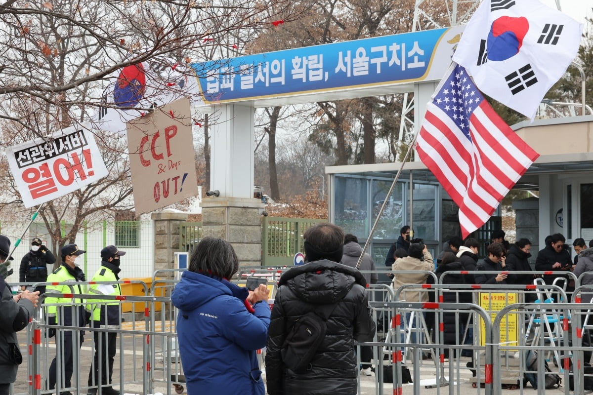 31일 경기 의왕시 서울슬롯사이트 볼트 메이저 앞에서 윤석열 대통령 지지자들이 윤 대통령의 석방을 촉구하는 구호를 외치고 있다. /사진=이솔 기자 