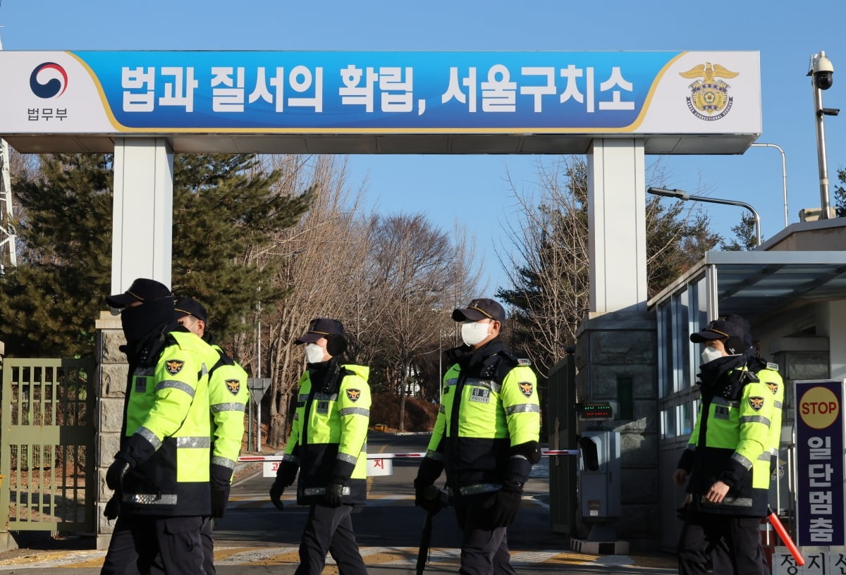 경기도 의왕시 서울구치소 앞에서 경찰이 경계근무를 하고 있다. 사진=연합뉴스