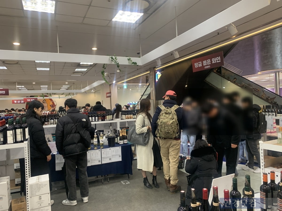 31일 평일 점심임에도 불구하고 붐비는 모습/사진=유지희 기자