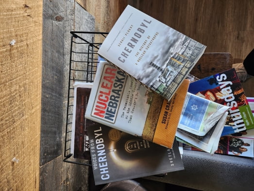 캐머러시 한 카페에 놓여있는 원전 관련 서적. 성상훈 기자