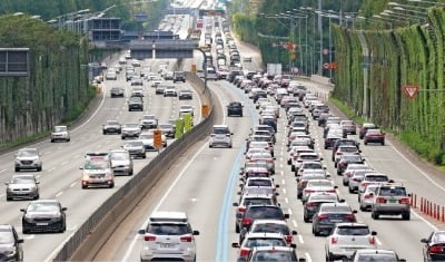 "설 귀성길 정체, 24일 오후 5시 최고조…서울-부산 최대 7시간"