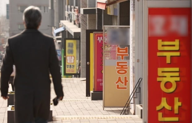 '계약서 써주고 돈만 왕창'…"공인중개사 명칭 바꿔라" 불만 폭발 [돈앤톡]