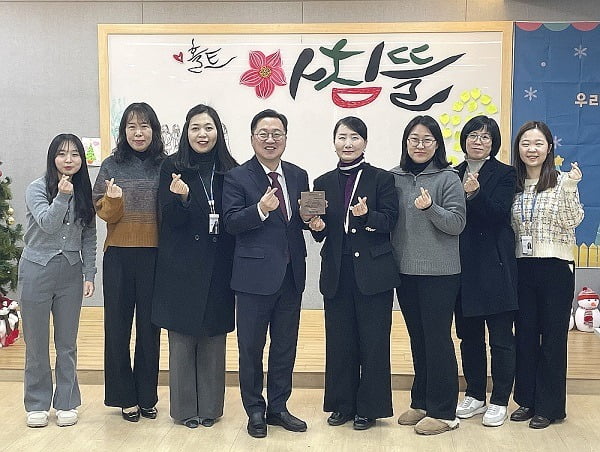 사진설명=지난 21일, 이장우 대전시장이 설 명절을 맞아 홀트아동복지회 한부모가족복지시설 아침뜰을 방문해 위문품을 전달하며 따뜻한 명절 인사를 전했다. 