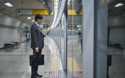 경인전철 간석역서 열차에 부딪힌 50대 남성 중상