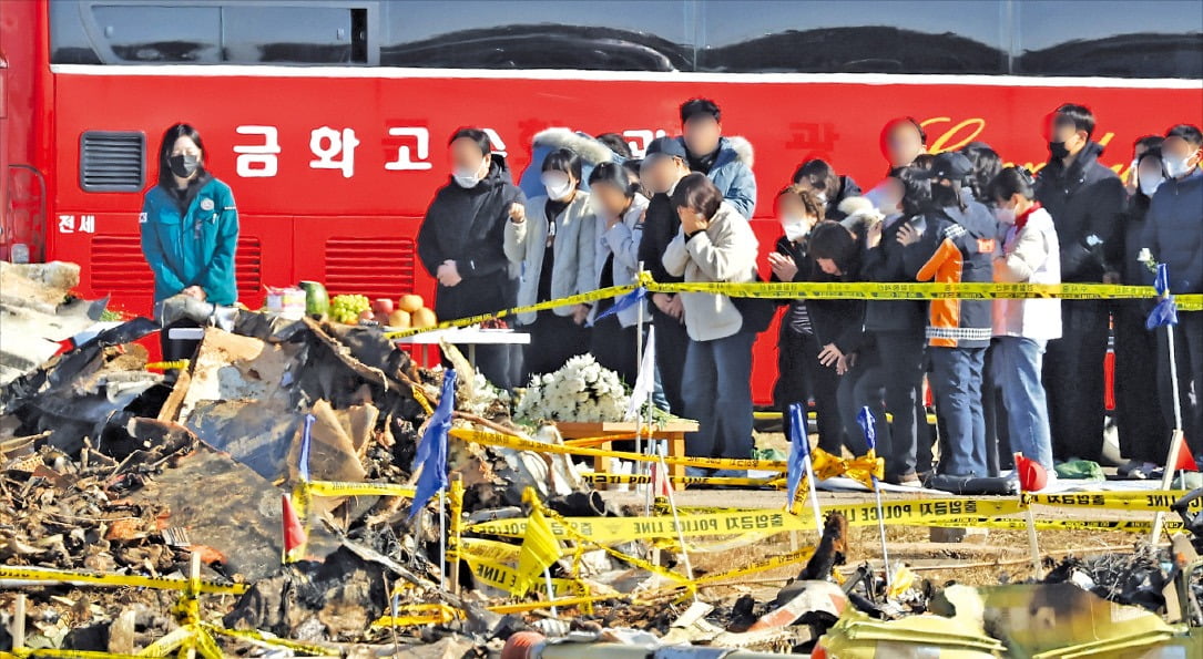 <너무 슬픈 새해인사> 제주항공 참사 나흘째인 1일 유가족들이 무안국제공항 사고 현장을 찾아 세상을 떠난 가족을 기리는 위령제를 올리고 있다.  뉴스1 