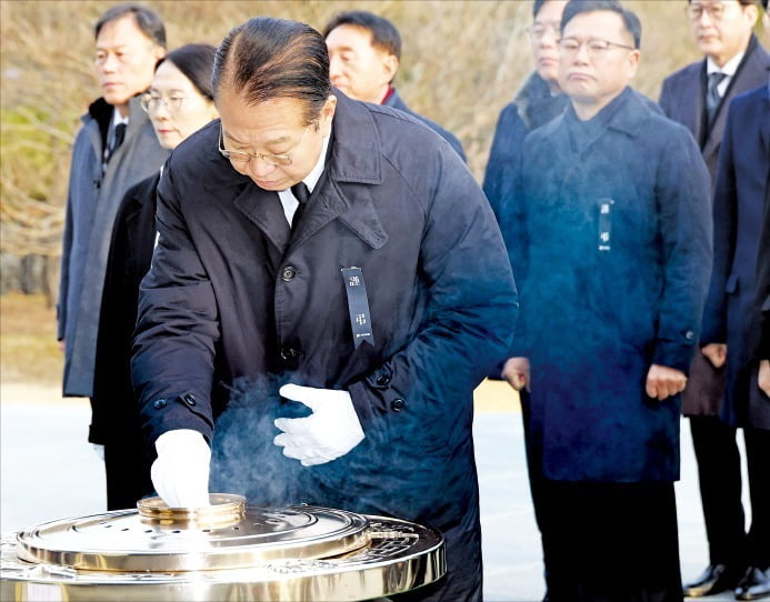 [포토] 현충원 찾은 카지노 로얄…이재명은 합동분향소서 새해맞이 