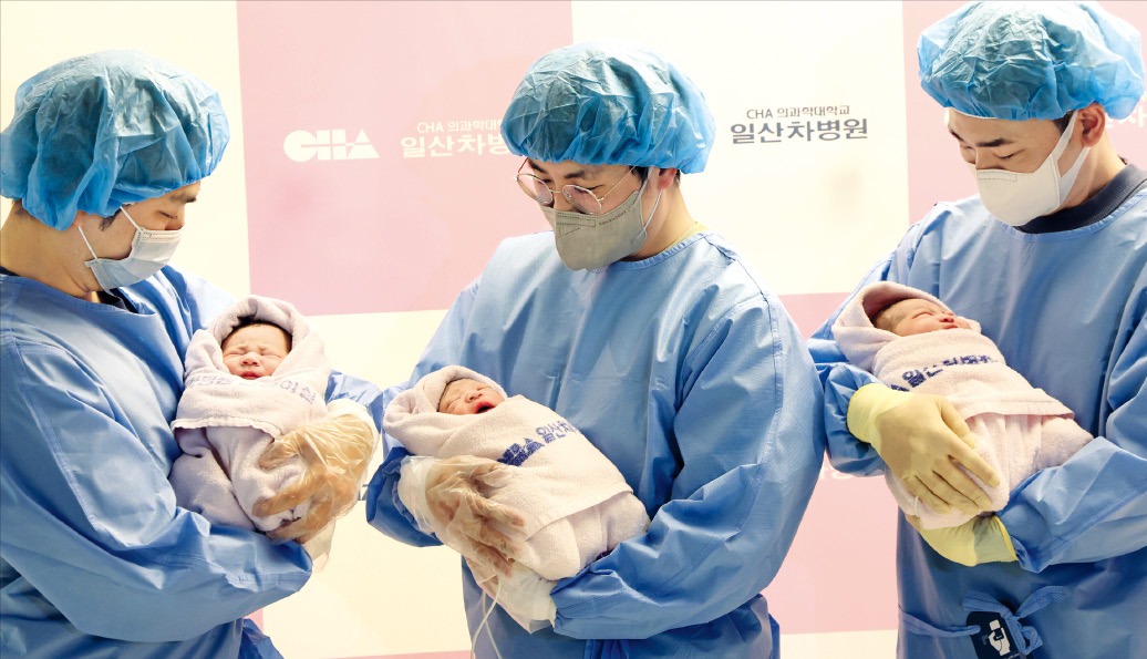 [포토] 아빠 품에 안긴 새해 첫둥이 3명