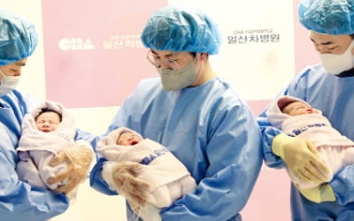 [포토] 아빠 품에 안긴 새해 첫둥이 3명