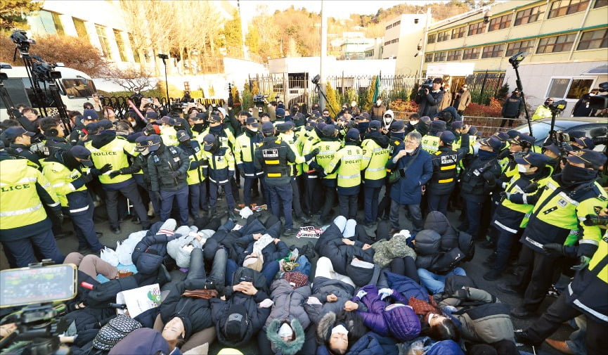 [포토] "尹 체포영장 막자" 드러누운 지지자들 