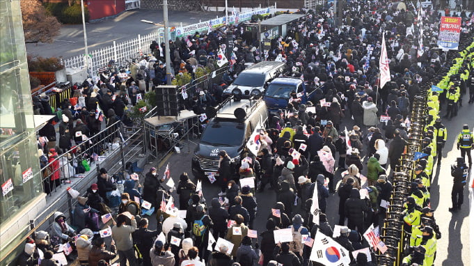 3일 고위공직자범죄수사처가 윤석열 대통령에 대한 체포영장 집행에 나서자 서울 한남동 대통령 공관 앞에서 보수단체가 체포 반대 집회를 하고 있다.  김범준 기자 