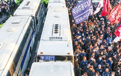 "윤석열 대통령 지켜라" vs "즉각 체포"…관저앞 시위 격화