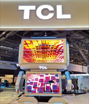 TCL이 CES 2025 전시 부스에 배치한 로봇 형태의 디스플레이 모형. /라스베이거스=김채연 기자 