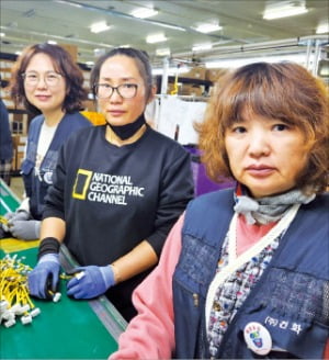 대구시 자동차부품 상생협약 지원 사업을 통해 정규직으로 전환한 건화산업 홍은숙(왼쪽부터), 지미미, 김미경 씨. /대구시 제공 