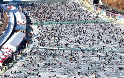 [포토] “얼음 낚시 즐기자”…화천 산천어축제 구름 인파