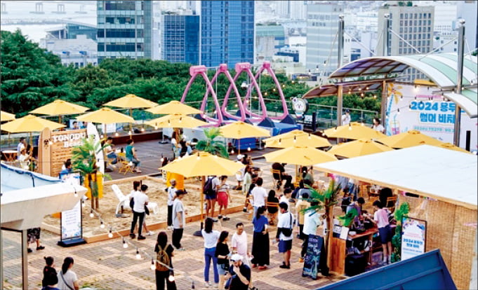 부산 광복동에 있는 부산면세점 용두산점을 찾은 관광객들이 옥상 행사장을 둘러보고 있다.   부산시 제공 