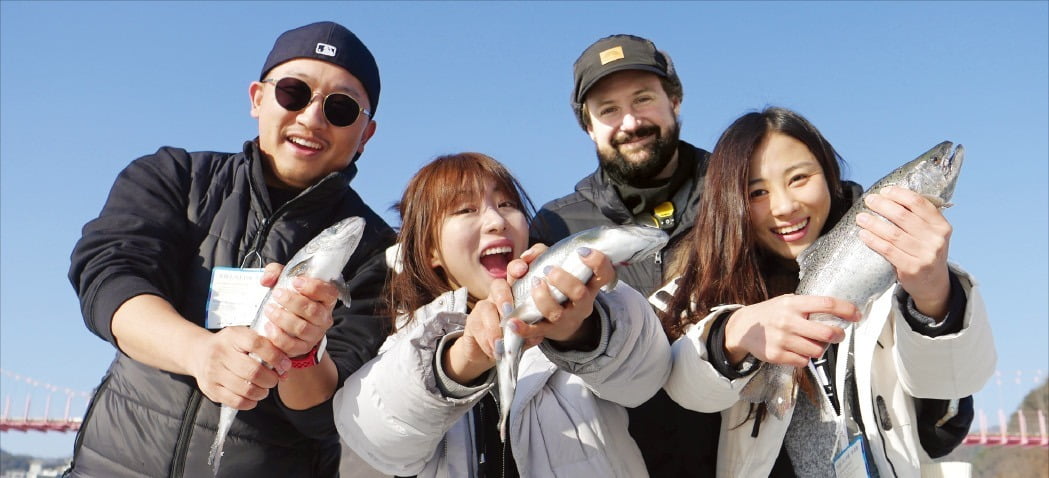 < “맨손으로 잡았어요” > 강원 화천군 화천 산천어 축제에서 관광객들이 산천어를 잡으며 즐거워하고 있다. /강원도 제공
 