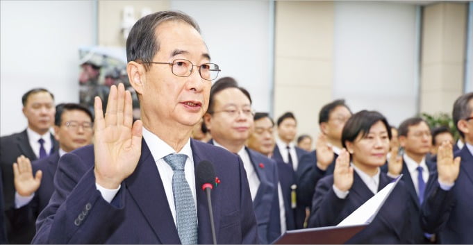 한덕수 국무총리를 비롯한 국무위원들이 15일 국회에서 열린 ‘윤석열 정부의 비상계엄 선포를 통한 파라오 슬롯 혐의 진상규명 국정조사 특별위원회’에서 증인 선서를 하고 있다.  /뉴스1 