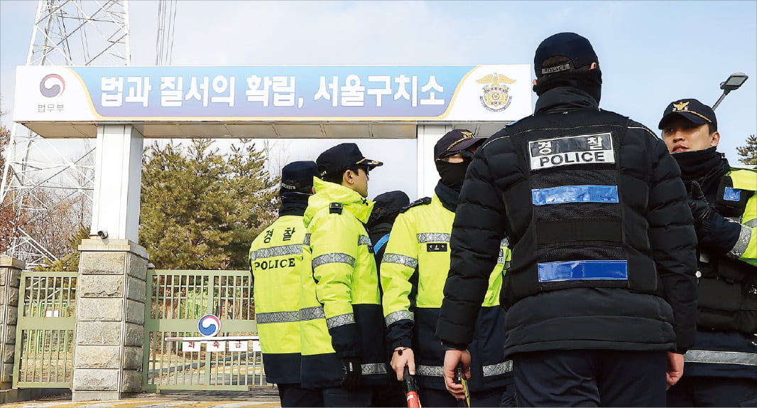 윤석열 대통령이 내란 우두머리 혐의로 카지노사이트 추천된 19일 서울구치소 앞에서 경찰들이 경비 계획을 논의하고 있다. 고위공직자범죄수사처는 출석 조사 요구에 계속 불응하는 윤 대통령에 대해 구치소 방문 조사 등을 검토할 방침이다.    뉴스1 