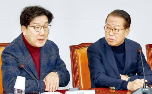 권영세 국민의힘 비상대책위원장(사진 오른쪽)이 19일 국회에서 열린 긴급 비대위회의에서 권성동 원내대표의 발언을 듣고 있다. 뉴스1 