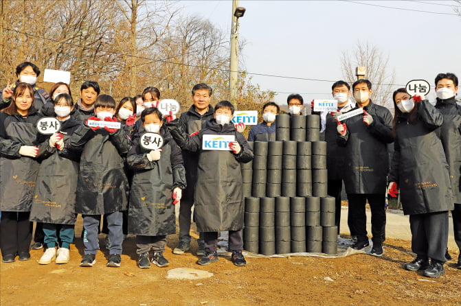 라이트닝 바카라 사이트은 지난 12월 11일 경기도 고양시에서 임직원과 가족이 함께 4개 가구에 연탄 1500장을 기부하는 ‘사랑의 연탄 나눔’ 사회공헌활동을 펼쳤다. 라이트닝 바카라 사이트 제공