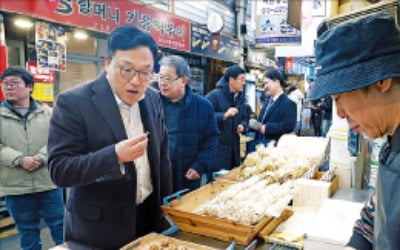 전통시장 찾은 김병환 금융위원장